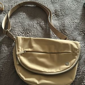 Lululemon 5L festival bag in trench